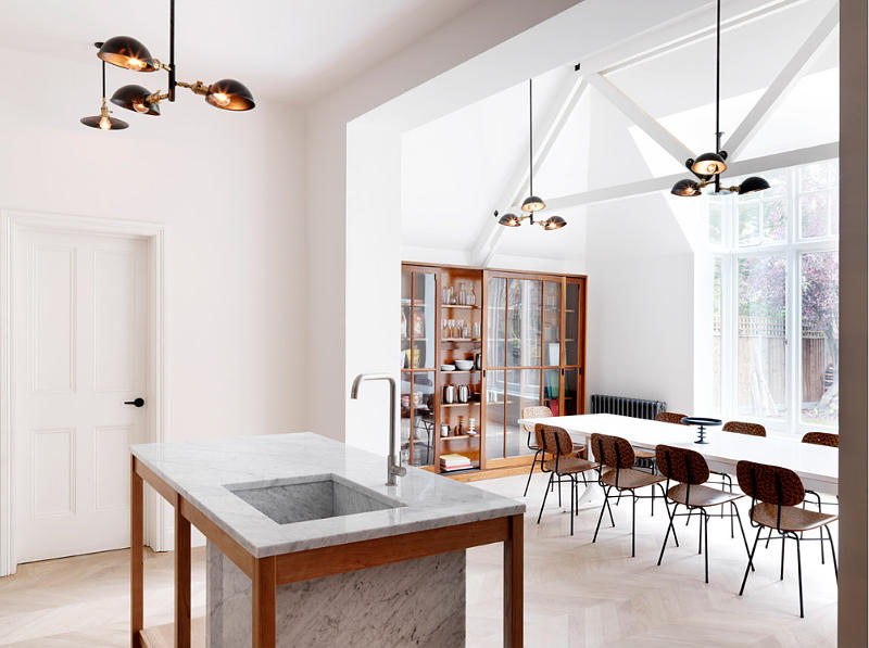 Artista Sara Shakeel reimagina as cidades cobertas por glitter