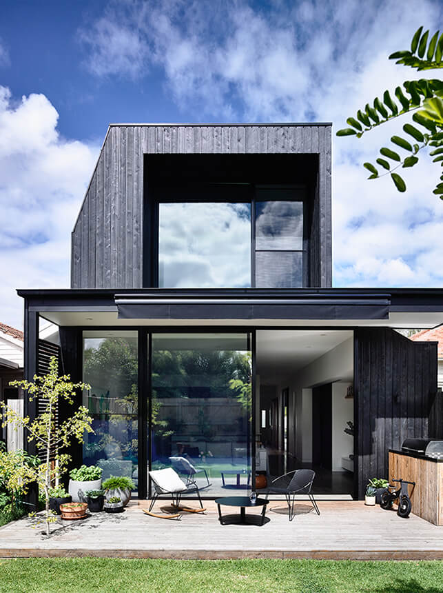Exteriores modernos Exterior de una casa reformada