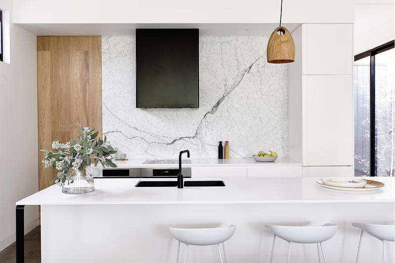 Cocina elegante Pared de mármol en la cocina