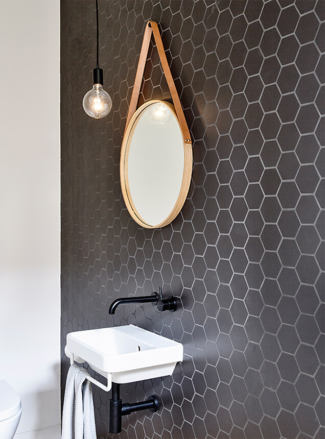 Baño en blanco y negro Baño moderno en casa reformada