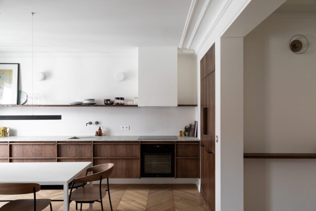 A minimalist kitchen in Paris