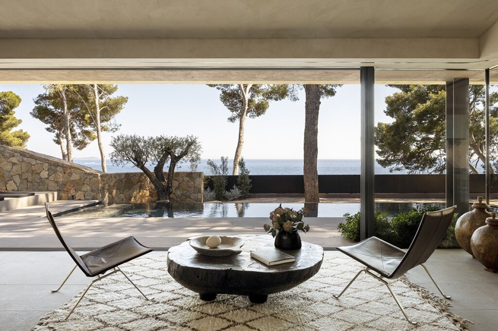 Seamless sanctuary by the sea