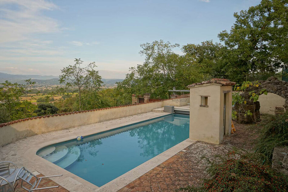 A stately 13th century farmhouse for sale in Umbria