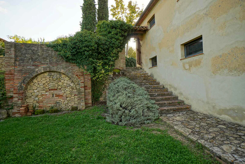 A stately 13th century farmhouse for sale in Umbria